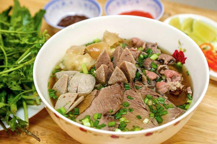 3. Pho with Rare Steak, Fat Brisket, Tendon & Tripe - Tái, Gầu, Gân, Sách